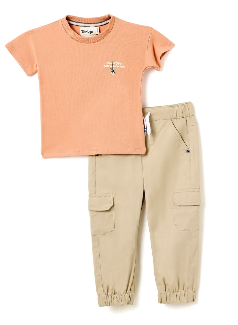 ديركجي طقم ولادي قطعتين الساعة الذهبية تي شيرت بلون الطين وسروال رياضي بلون الرمل